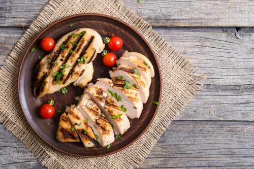 How to Get the Best Prices on Chicken- We save so much money on chicken from Zaycon Fresh. Bulk chicken direct from the farm at amazing prices. Plus 50 mouthwatering chicken recipes that are perfect for easy weeknight meals!